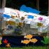 Große bunte Fischskulptur aus Folie und Plastik beim Kinderfest.