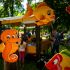Bunte Meerestiere aus Holz – Fröhlich bemalte Fische und ein Seepferdchen hängen als Dekoration bei einem Kinderfest.