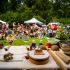 Blick von einem Tisch mit Instrumenten und Deko auf das Publikum beim Kinderfest.