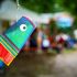 Bunte Laternenbastelei – Selbstgebastelte Laterne in Fischform hängt beim Kinderfest.